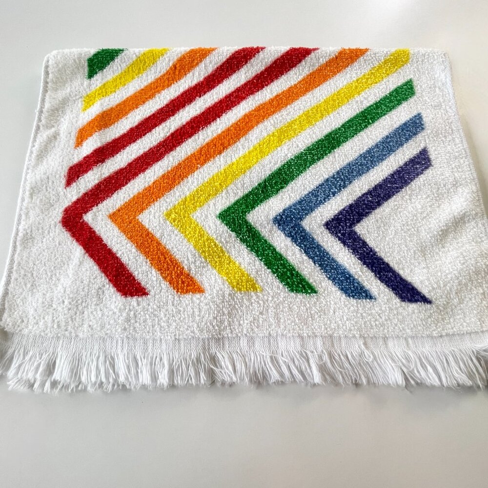 Vintage 1980s face towel, primary color zigzag print, fringed - Picture 4 of 7